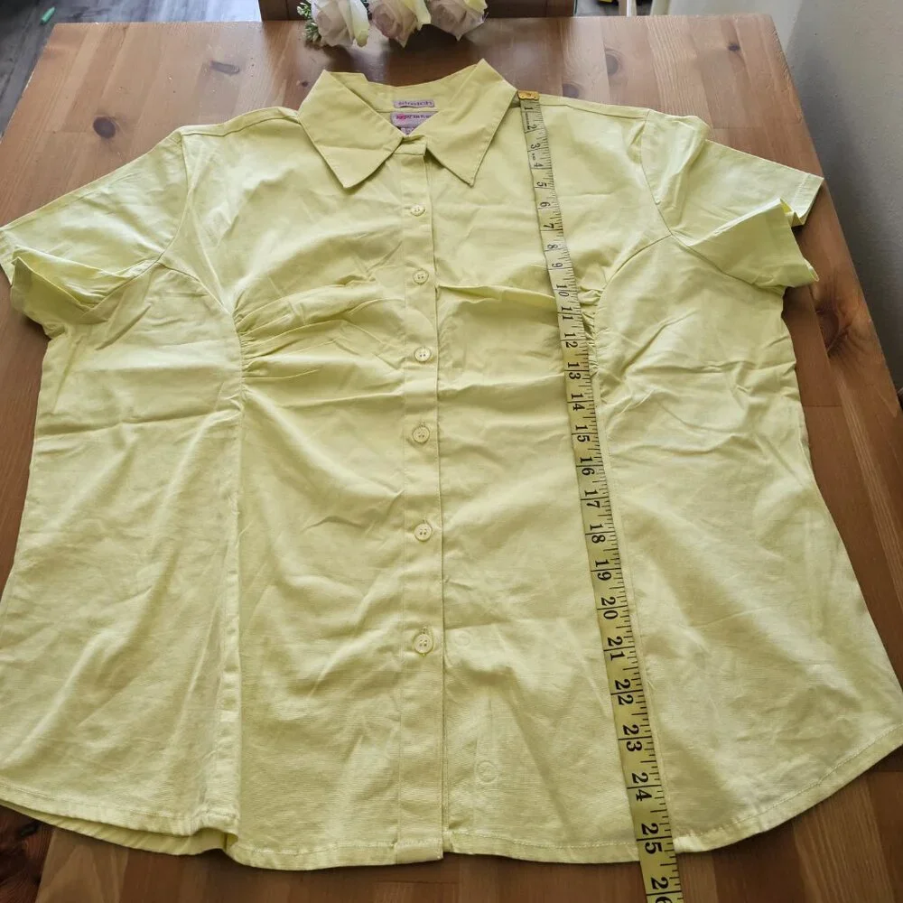American Flirt - Women's Easy-Care Basic Collared Button Down  Shirts Short Slee - Picture 4 of 8